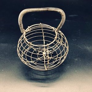 💲$5 with bundle💲🌸Very small french wired basket - Super Cute🌸